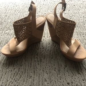 Woman’s tan wedges size 8